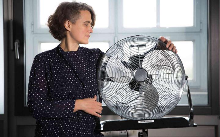 Zu sehen ist die Komponistin Silvia Rosani. Sie hält einen großen Ventilator.