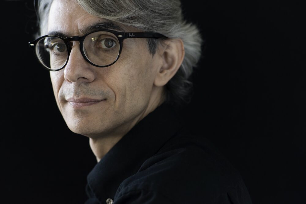 Zu sehen ist ein Portrait des Komponisten Alberto Posadas.
