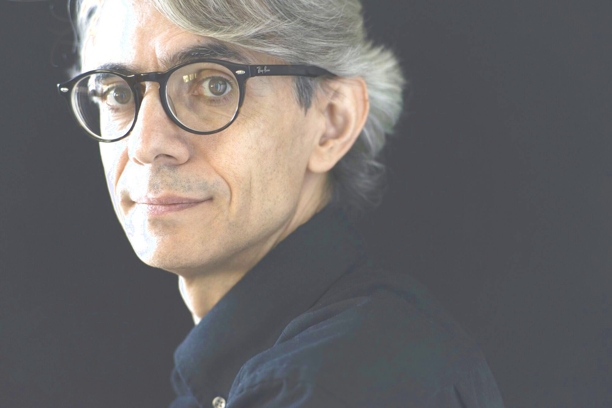 Zu sehen ist ein Portrait des Komponisten Alberto Posadas.