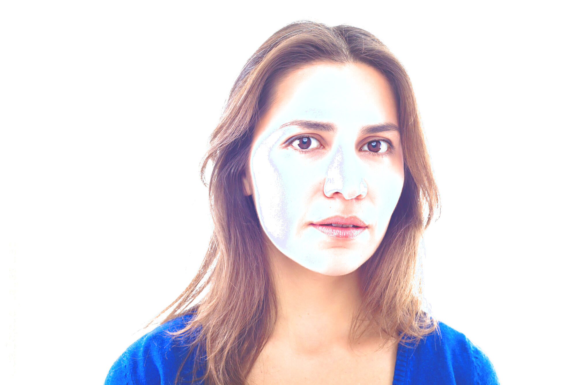 Das Porträt einer Frau (Zeynep Gedizlioglu). Sie schaut geradeaus und trägt ein blaues Oberteil.
