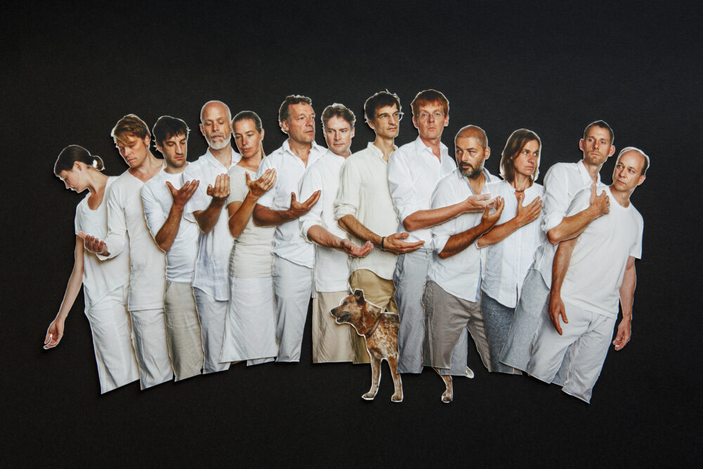 Zu sehen ist eine Collage aus Bildern der Mitglieder*innen des ensemble mosaik. Die Bilder der Personen sind in einer Reihe angeordnet. Sie tragen weiße Klamotten und haben den rechten Arm leicht ausgestreckt. In der Mitte der Collage ist das Bild eines braunen Hundes.