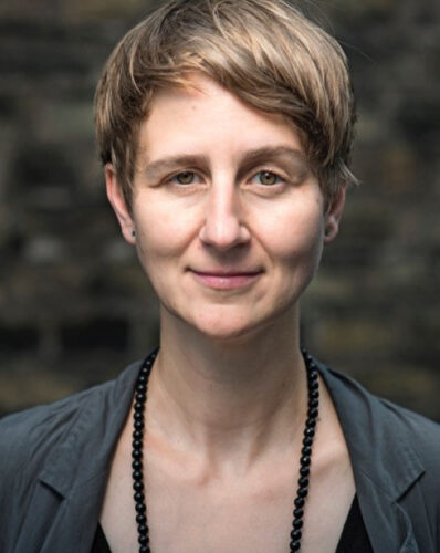 Zu sehen ist ein Portrait der Regisseurin Elisabeth Stöppler. Sie blickt freundlich in die Kamera.