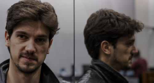 Das Bild zeigt zwei Porträts desselben Mannes, die von vorne und im Profil aufgenommen wurden (Igor C. Silva). Er trägt eine Lederjacke. Der Hintergrund ist verschwommen.