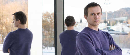 Portrait des Komponisten François Sarhan. Er wird durch Spiegel zweimal gespiegelt, einmal seitlich und ienmal von hinten.