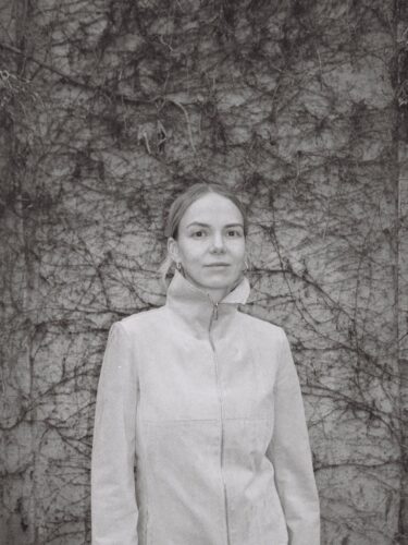 Zu sehen ist ein schwarz-weißes Bild von Marie Buzhor.