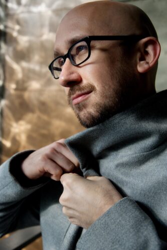 Zu sehen ist ein Portrait des Komponisten Timothy McCornack.
